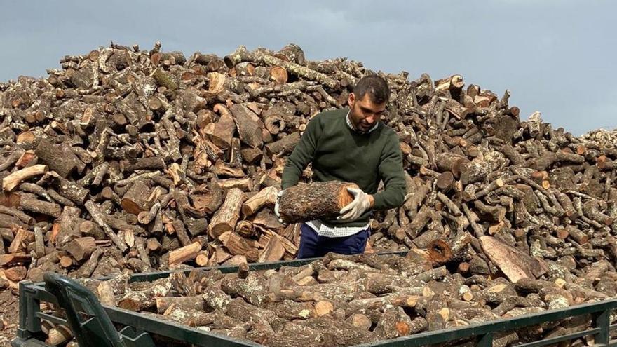 Un trabajador prepara el producto en Leñas del Sur.