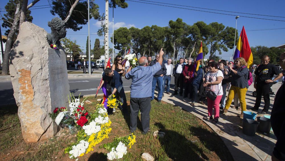 Homenaje a los difuntos en el cementerio de Castelló