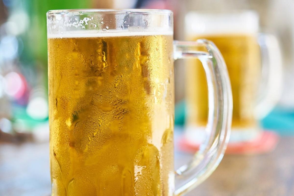 No, una cerveza no te va a quitar la sed