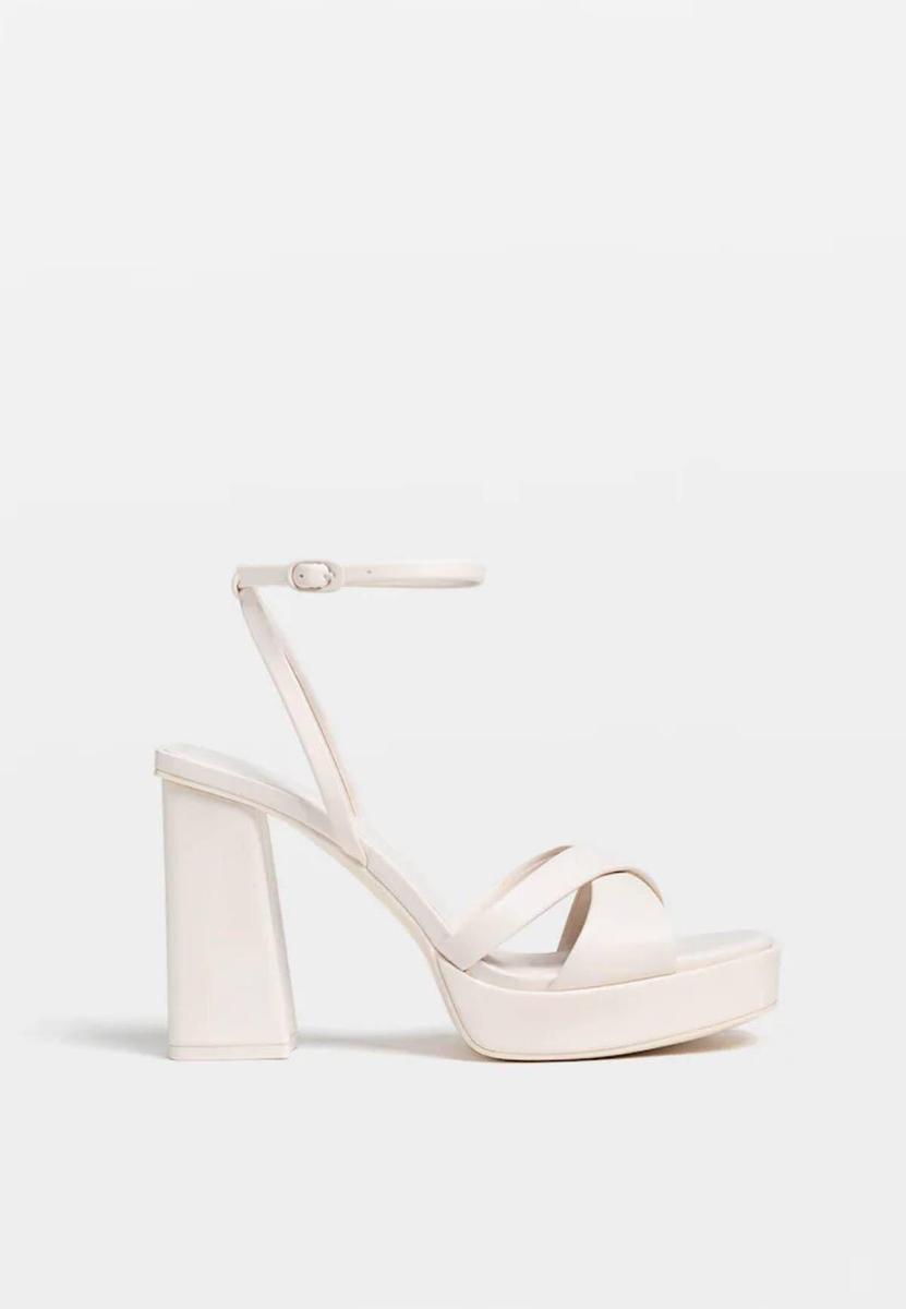 Sandalias blancas de plataforma, de Stradivarius