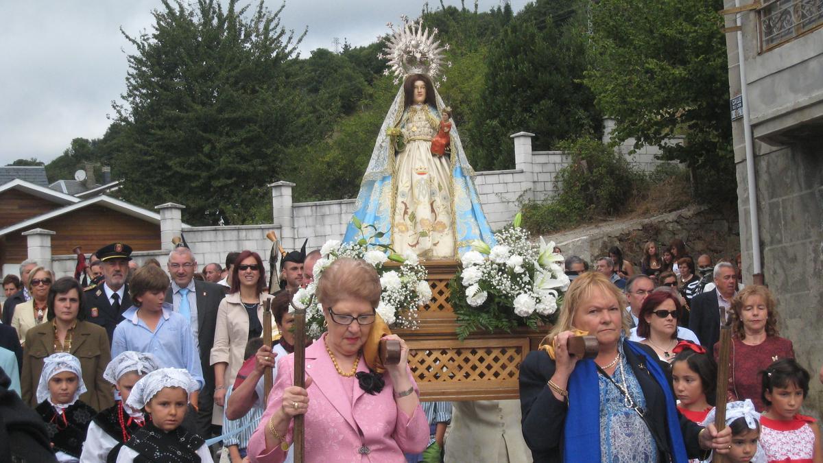 Procesión con la Virgen del Avellano, en Allande.