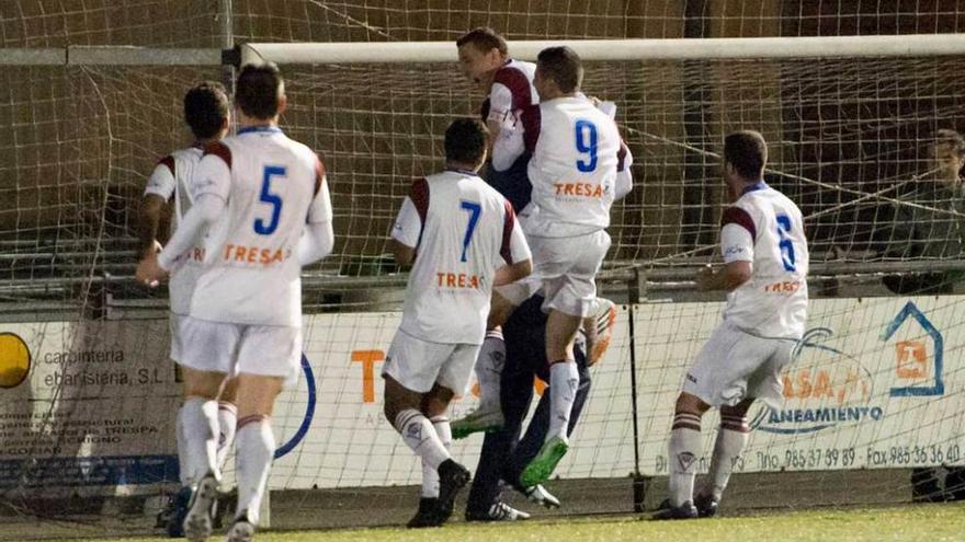 Los jugadores del Roces felicitan a Chema tras lograr el gol del empate.