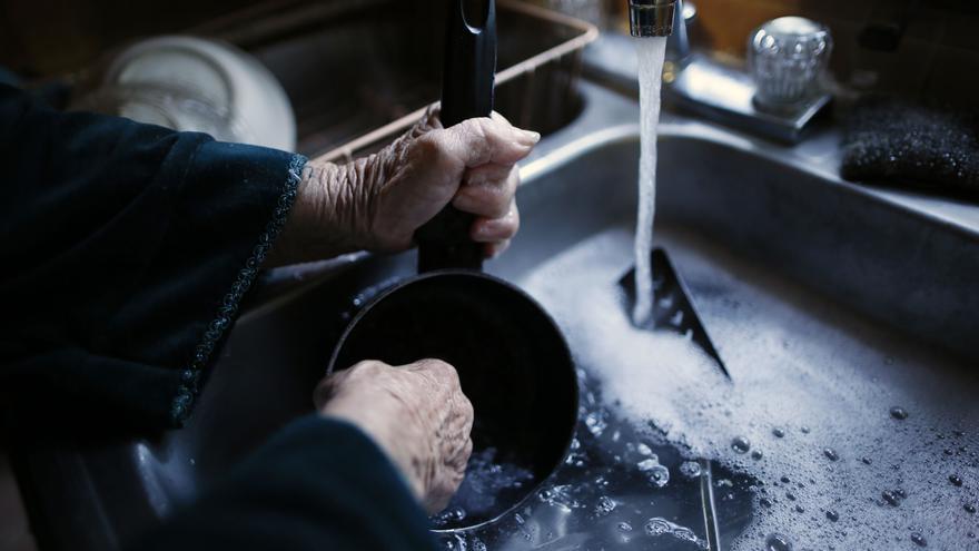 Las familias que reciben ayuda social tendrán 90 días para pagar el agua en Cáceres