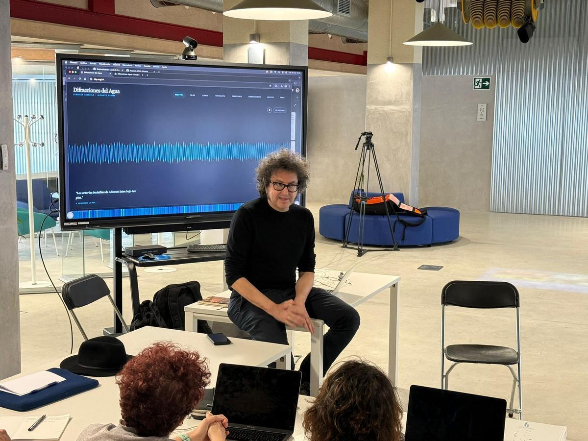 Daniel G. Andújar, artista visual y director del proyecto, durante la actividad en el MACA