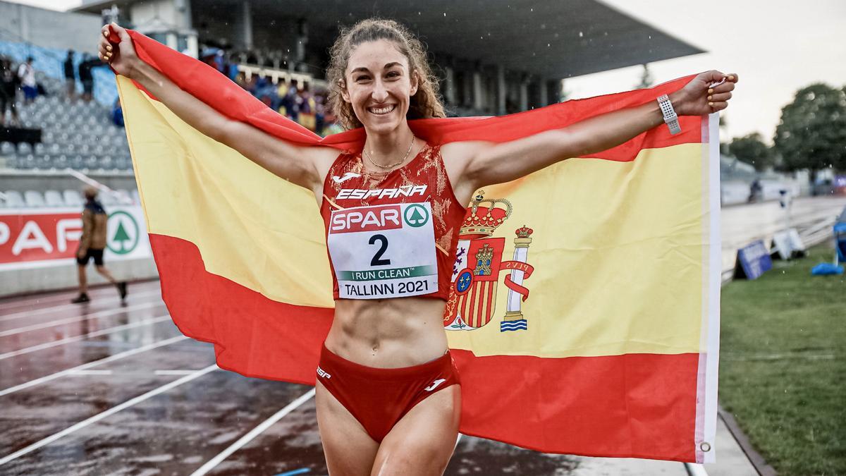 Claudia Conte celebra su medalla en el estadio de Tallin.