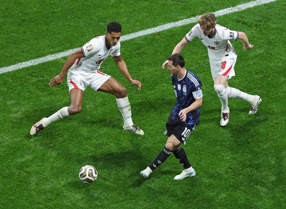 ATLANTA (United States), 15/07/2026.- (L-R) Jude Bellingham of England, Lionel Messi of Argentina, and Elliot Anderson of England in action during the FIFA World Cup 2026 semifinals match England against Argentina, in Atlanta, USA, 15 July 2026. EFE/EPA/CRISTOBAL HERRERA-ULASHKEVICH