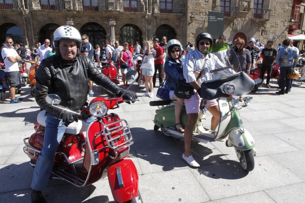 Concentración de vespas en Gijón