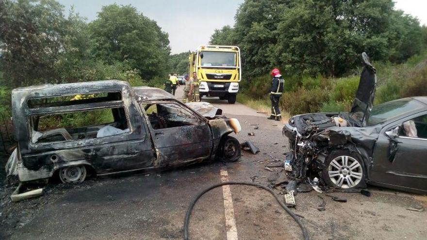 Los dos vehículos implicados en el accidente en Villardeciervos