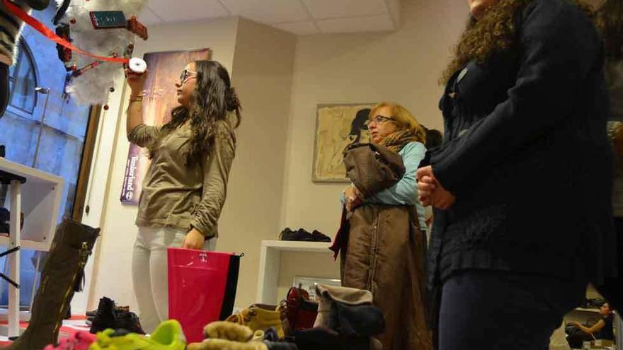 Alumnas durante un taller de escaparatismo desarrollado en una tienda de Benavente.