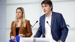 El portavoz de Junts al Parlament, Salvador Vergés, y la diputada Jeannine Abella, en rueda de prensa.
