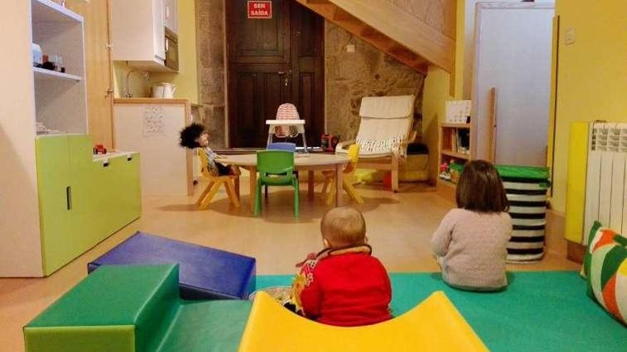 Niños en la casa nido abierta ya en O Bicarelo, Manzaneda. // FDV