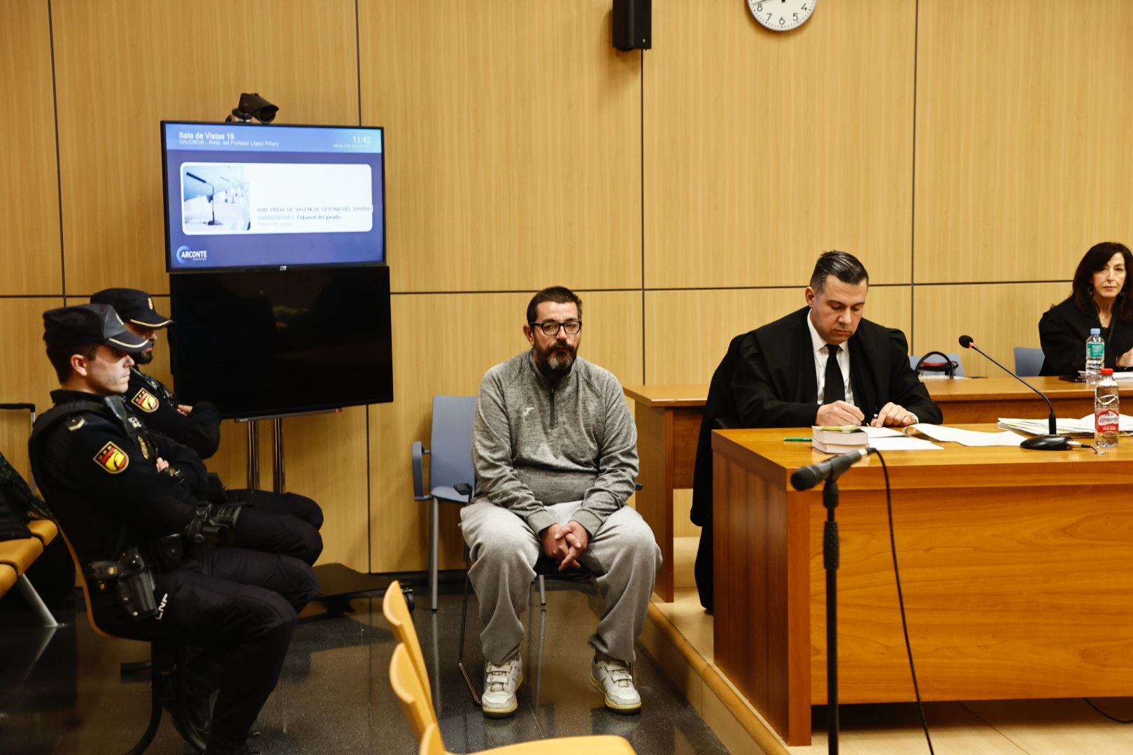 El presunto asesino se muestra tranquilo durante el primer día del juicio.