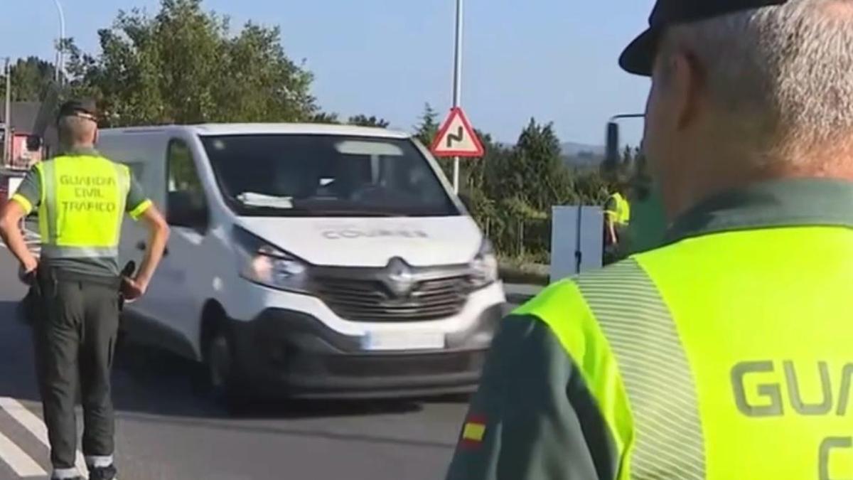 Varios agentes en un operativo de control de furgonetas.