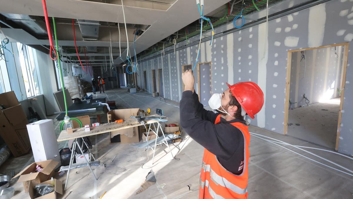 Operarios trabajando en el interior de uno de los módulos en construcción en esta segunda fase.