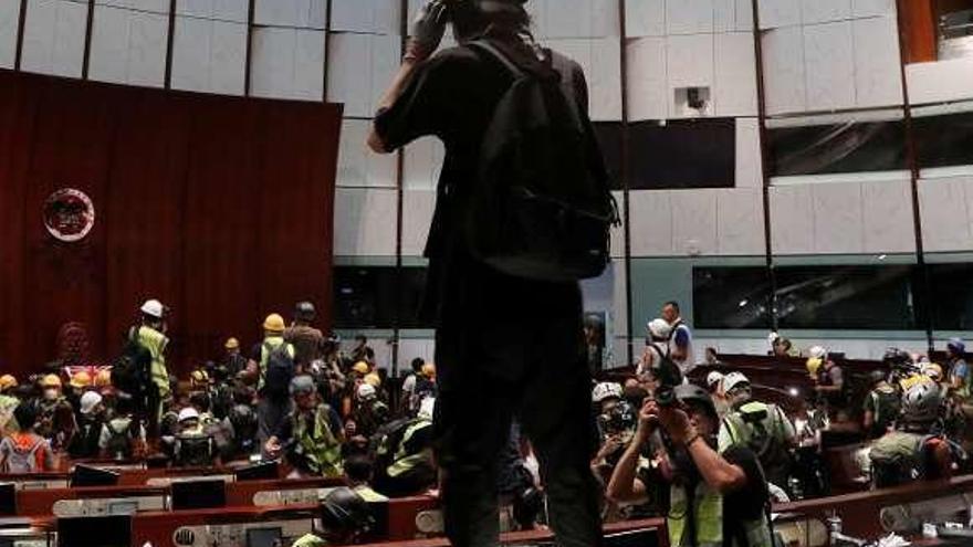 Los manifestantes, durante la toma del Parlamento. // Reuters