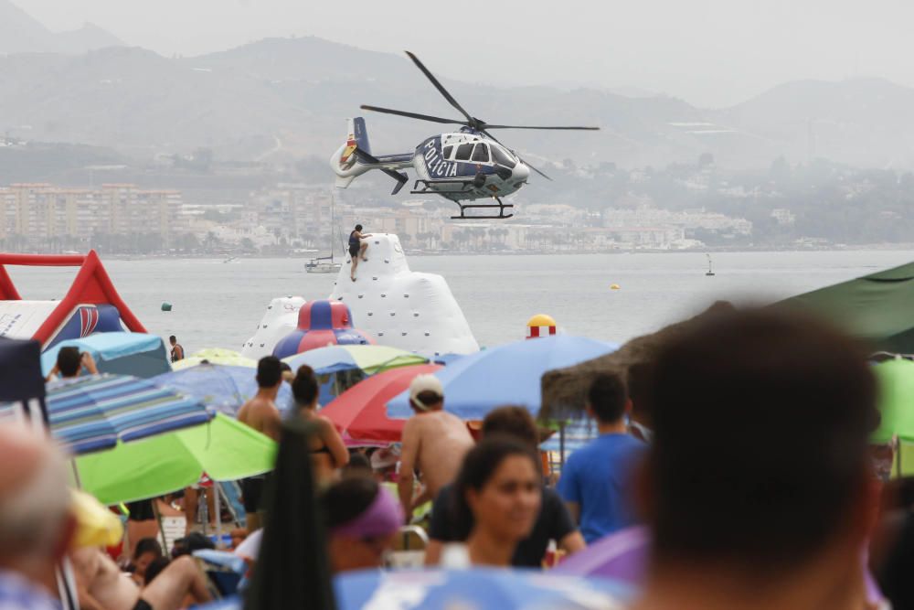 Miles de personas disfrutan a pie de playa del espectáculo protagonizado por el Ejército del Aire