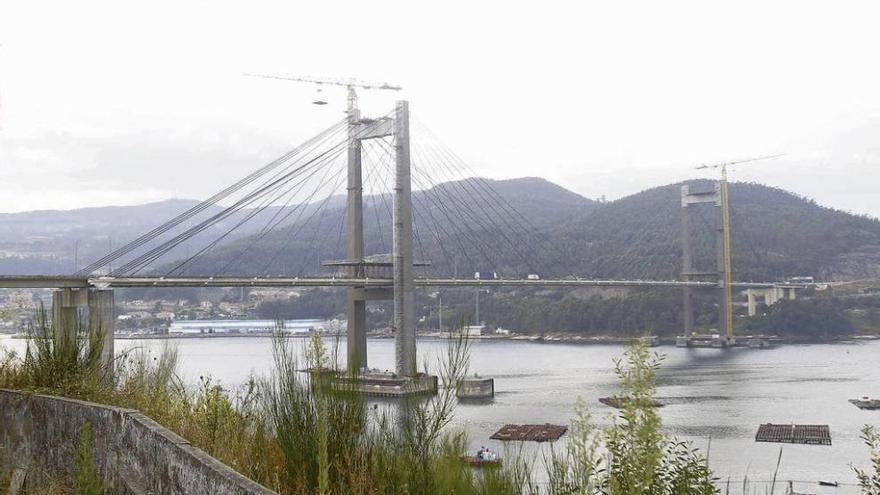 Las constructoras han desplegado ya dos grúas para los trabajos de montaje de las pasarelas exteriores del viaducto. // Alba Villar