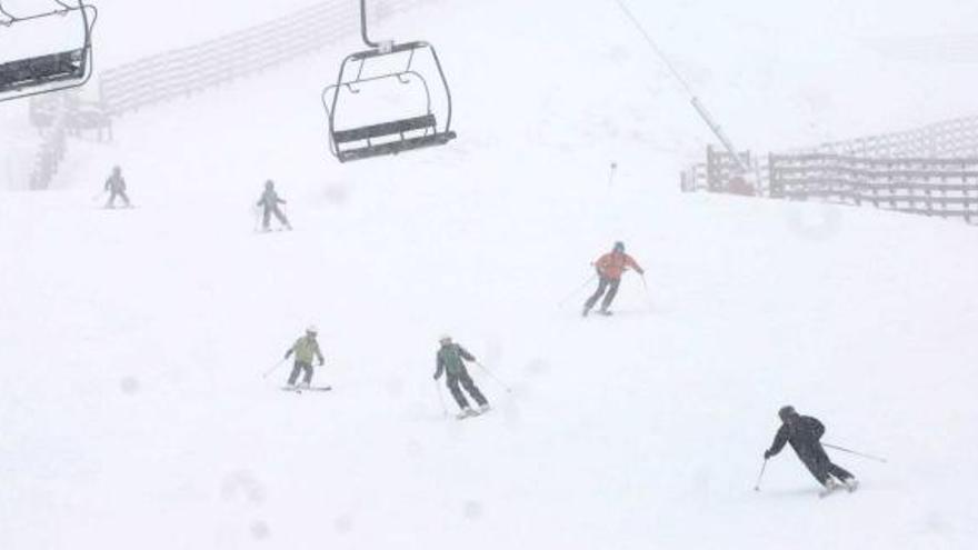Esquiadores, ayer, en las pistas de Valgrande-Pajares.