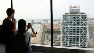 Visitantes en la Torre Mapfre durante la 48H Open House Barcelona
