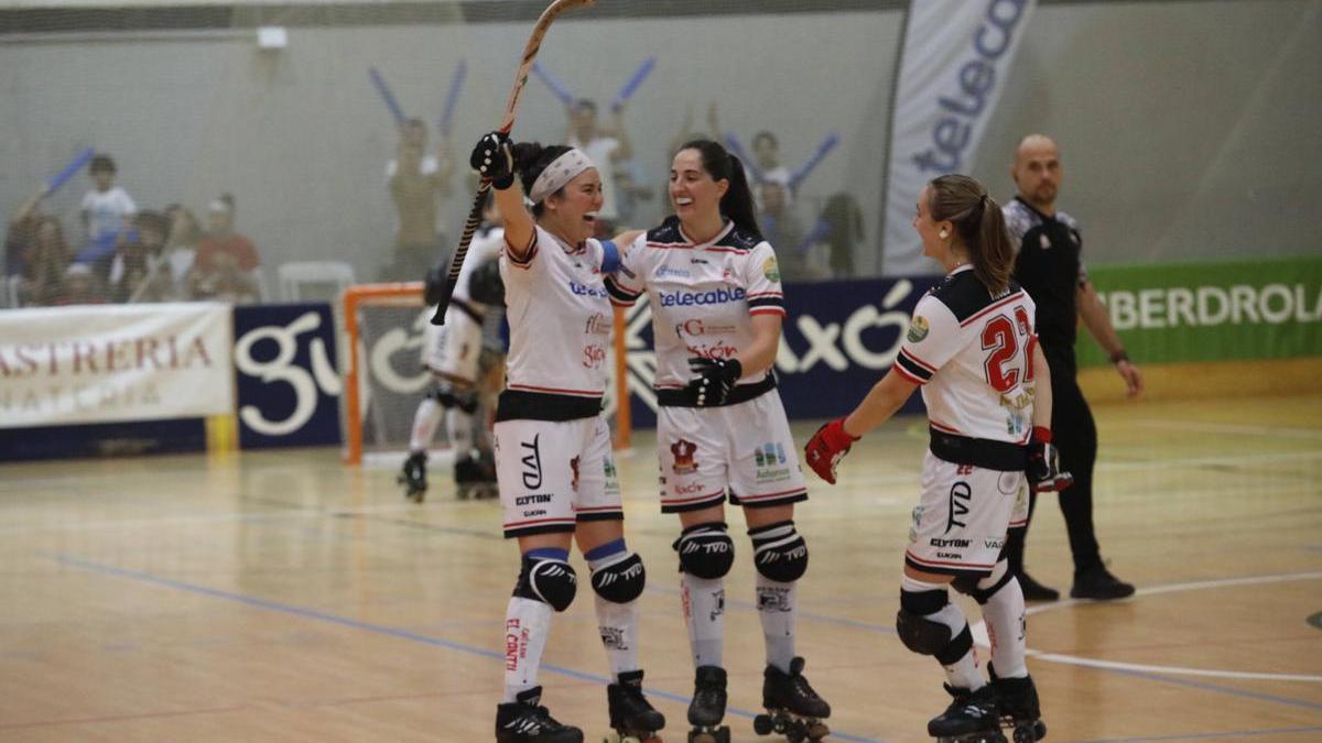 Natasha Lee, Nuria Almeida y Sara Roces celebran un gol del Telecable