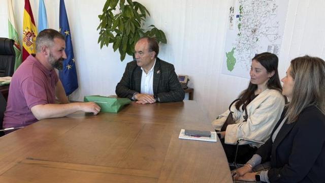 Un instante de la recepción municipal al marino Alejandro Martínez.