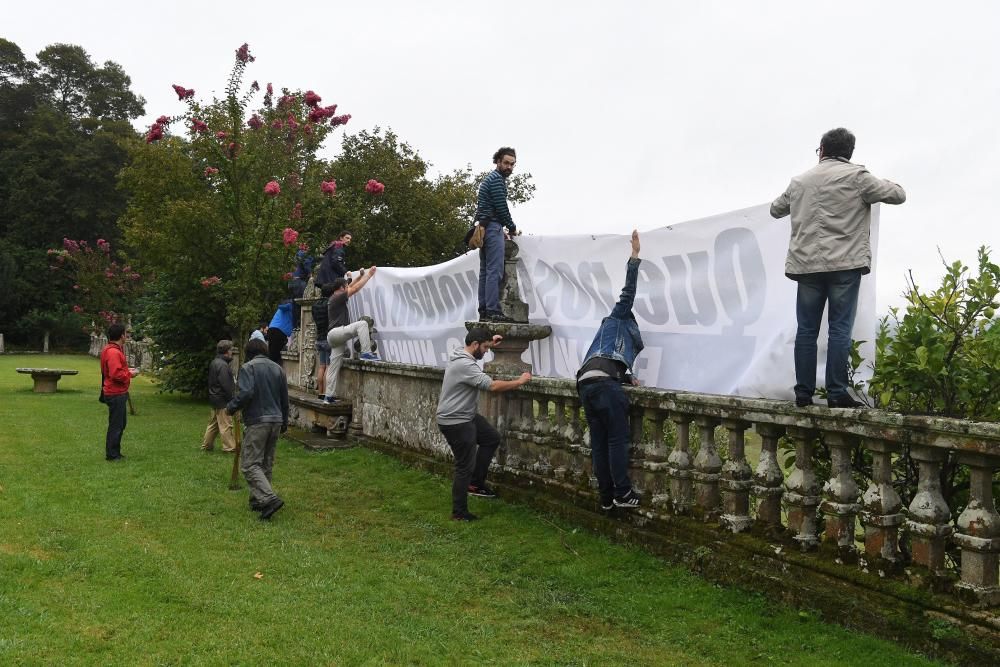 Militantes del BNG ocupan el pazo de Meirás en Sada