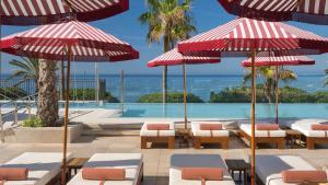 Vista al mar desde la piscina de El Fuerte Marbella