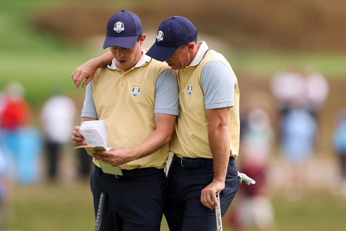 FARMINGDALE, NEW YORK - SEPTEMBER 24: Matt Fitzpatrick and Rory McIlroy of Team Europe look at a yardage book during a practice round prior to the Ryder Cup 2025 at Black Course at Bethpage State Park Golf Course on September 24, 2025 in Farmingdale, New York. Andrew Redington/Getty Images/AFP (Photo by Andrew Redington / GETTY IMAGES NORTH AMERICA / Getty Images via AFP)