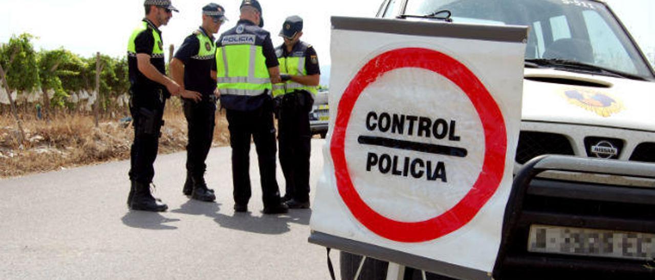 Agentes de la Policía Local y Autonómica durante los controles realizados ayer en los campos de Monforte