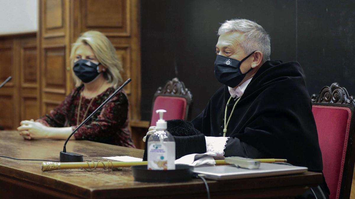 Santiago García Granda, en primer plano, con María Río, ayer antes del acto