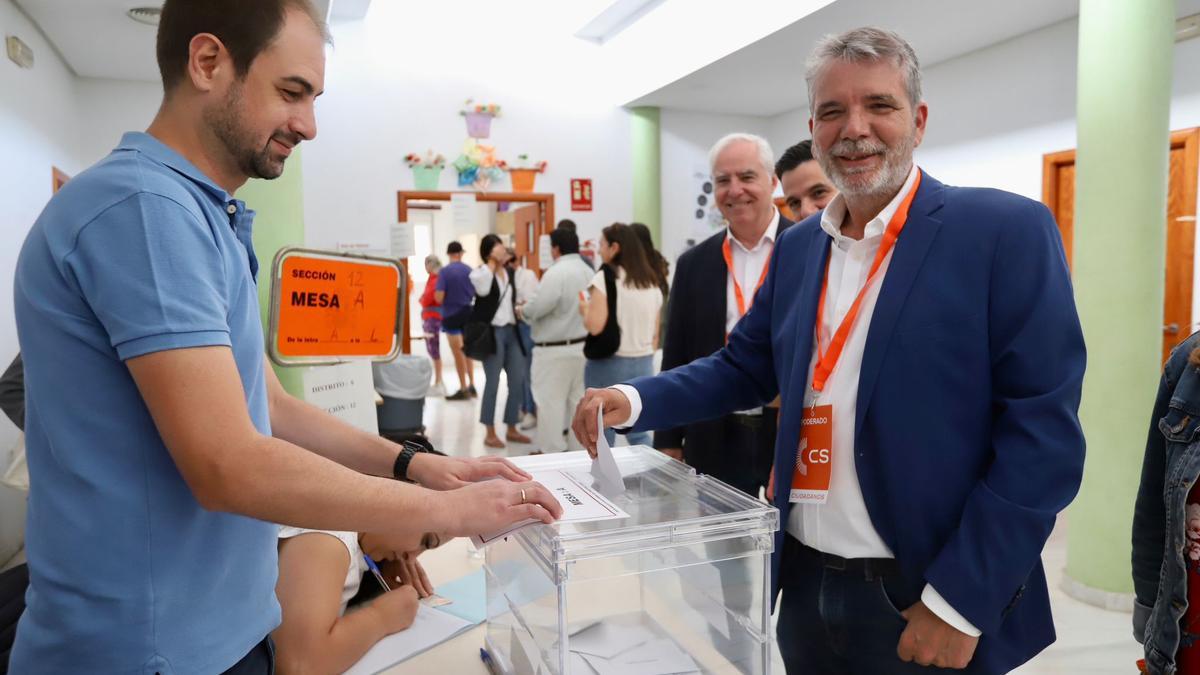 Jesús Lupiáñez ejerce su derecho al voto.