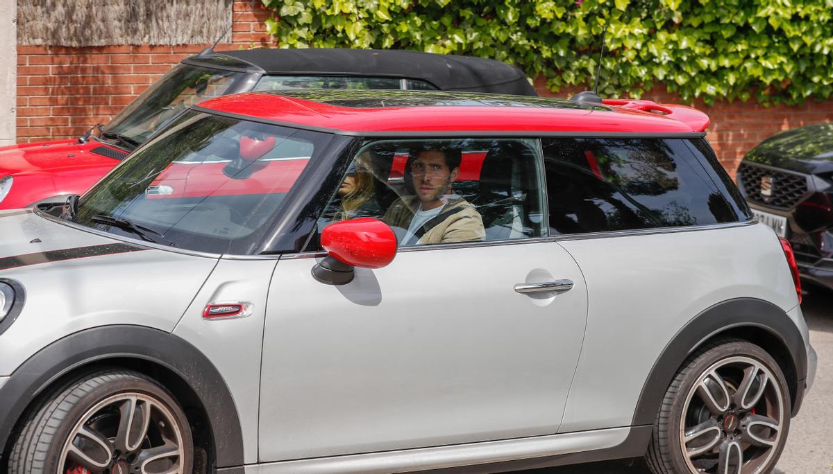 Sergi Roberto, en su coche, llegando a la comida organizada este lunes por Messi.