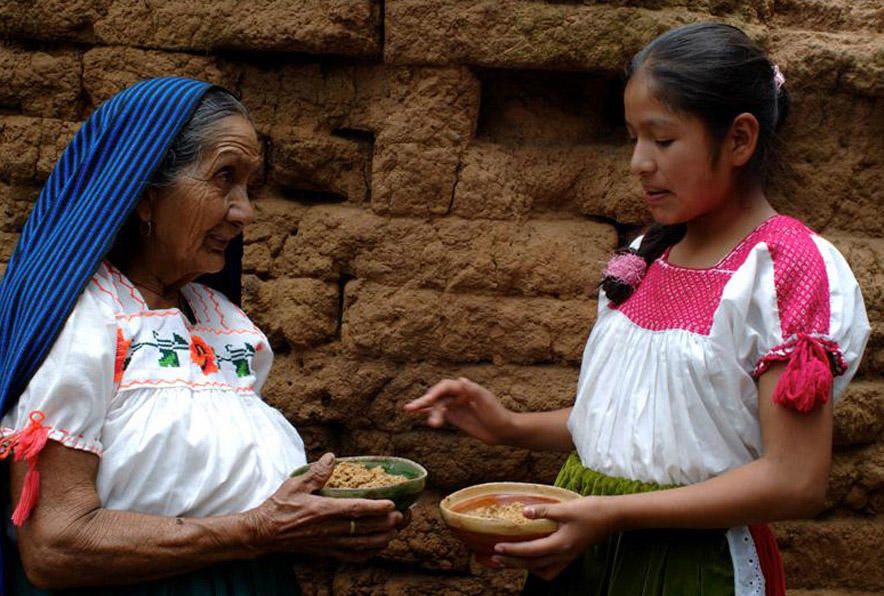 México - La cocina tradicional mejicana es un modelo cultural completo que comprende actividades agrarias, prácticas rituales, conocimientos prácticos antiguos, técnicas culinarias y costumbres y modos de comportamiento comunitarios ancestrales.