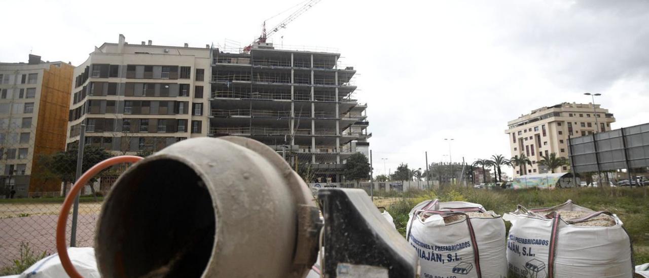 Obras de construcción en el ensanche norte de la ciudad de Murcia.