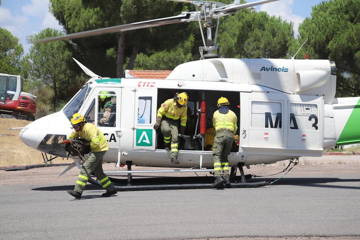 Agentes del Infoca realizan maniobras en Los Villares.