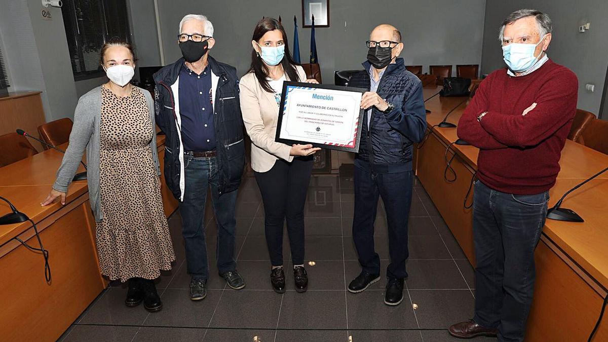 Acto de entrega del diploma de donantes de sangre, ayer, en el salón de Plenos de Castrillón. | Ricardo Solís