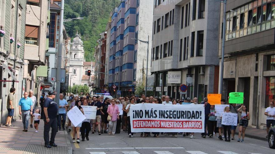 Así fue la manifestación contra los narcopisos en Mieres.