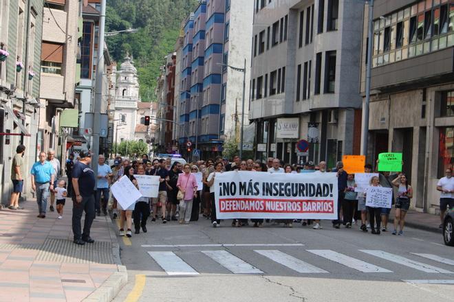 Así fue la manifestación contra los narcopisos en Mieres.