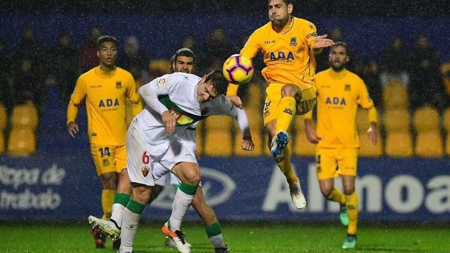 Una disputa por el balón durante el Alcorcón-Elche de ayer en Santo Domingo.