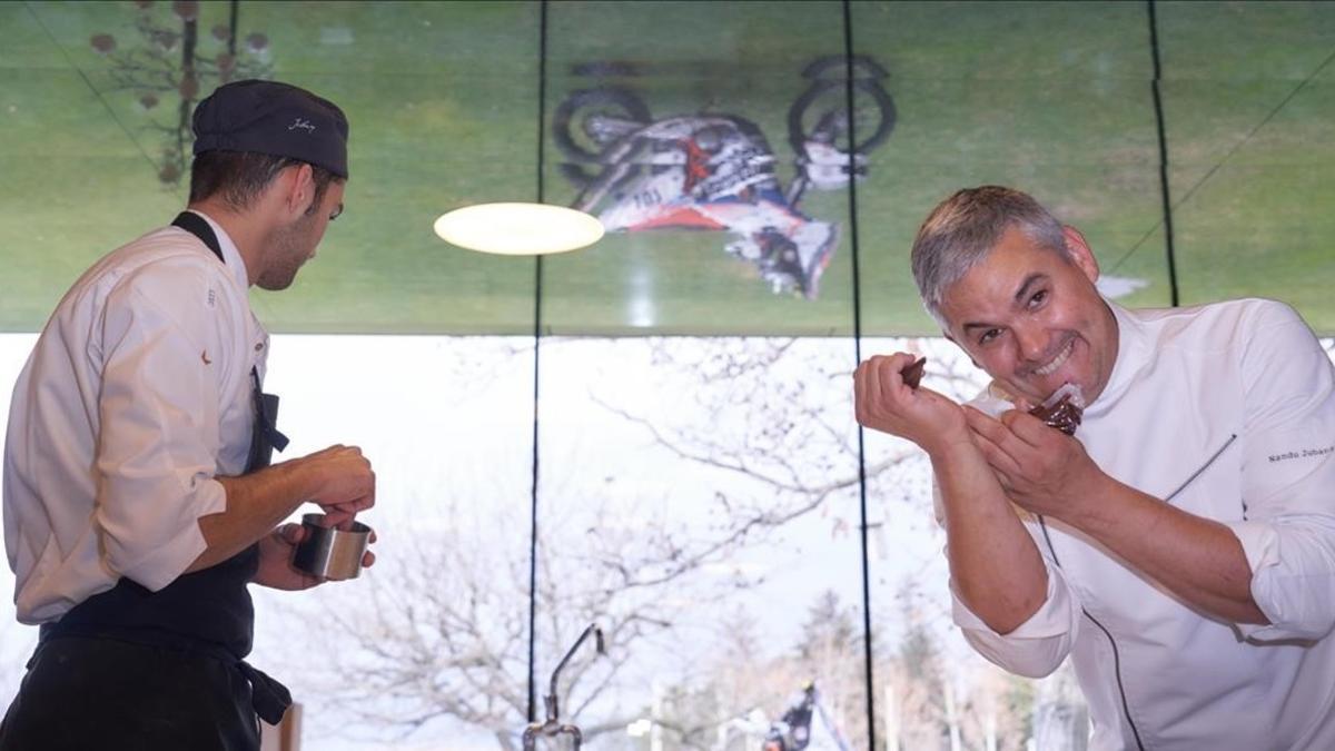 Nandu cocinó ayer, en Can Jubany, con su KTM aparcada en el jardin del restaurante y reflejada en el techo de su cocina.