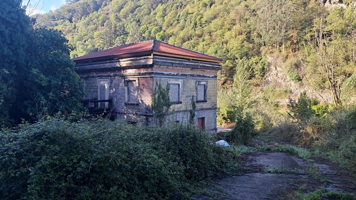 La botica del sanatario de Bustiello, ya con el tejado arreglado.