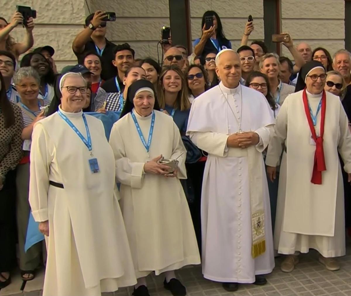 Sor Lucía amb el Papa Lleó XIV a l'exterior de l'Estadi Olímpic de Barcelona