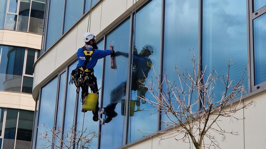 Adiós a la suciedad del exterior de las ventanas: la solución de Lidl es inalámbrica y cuesta menos de 25 euros