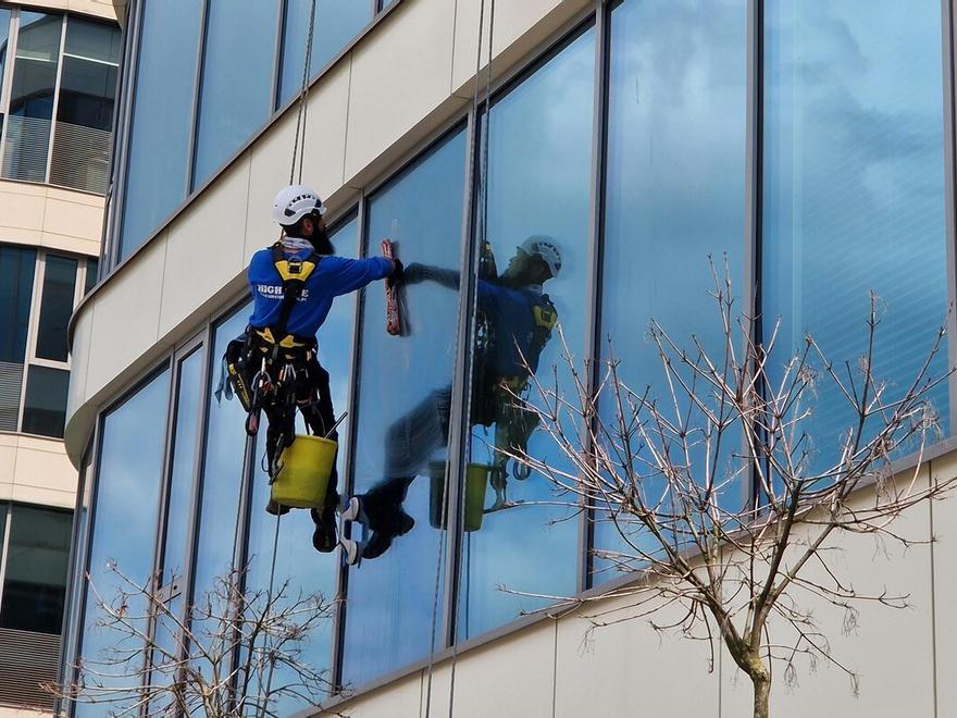 Adiós a la suciedad del exterior de las ventanas: la solución de Lidl es inalámbrica y cuesta menos de 25 euros