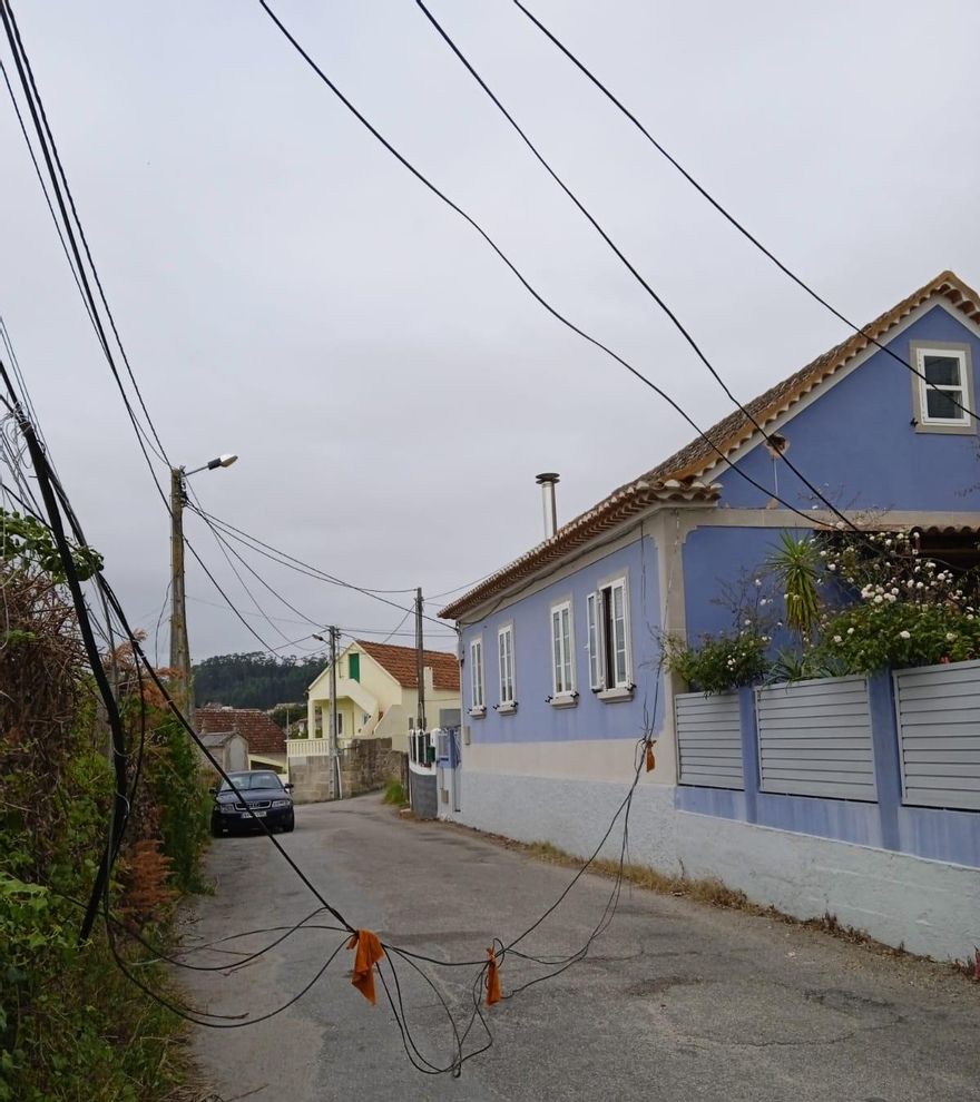 Situación del vial en San Pedro  con los cables tirados.