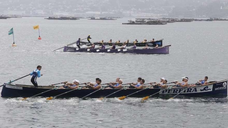 La trainera de Tirán Pereira en la regata celebrada hace unas semanas en O Con. // Santos Álvarez