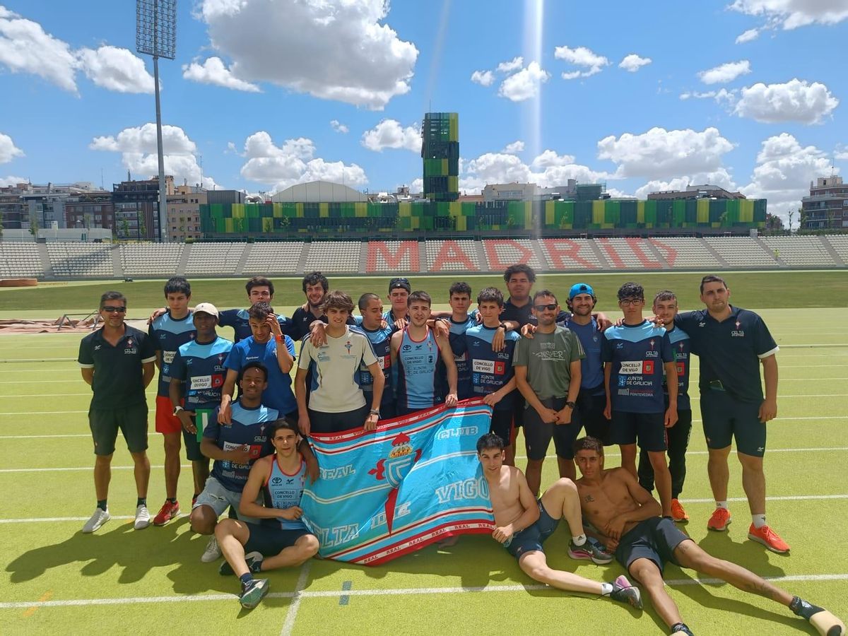 Equipo masculino del Celta Atletismo en el estadio de Vallehermoso