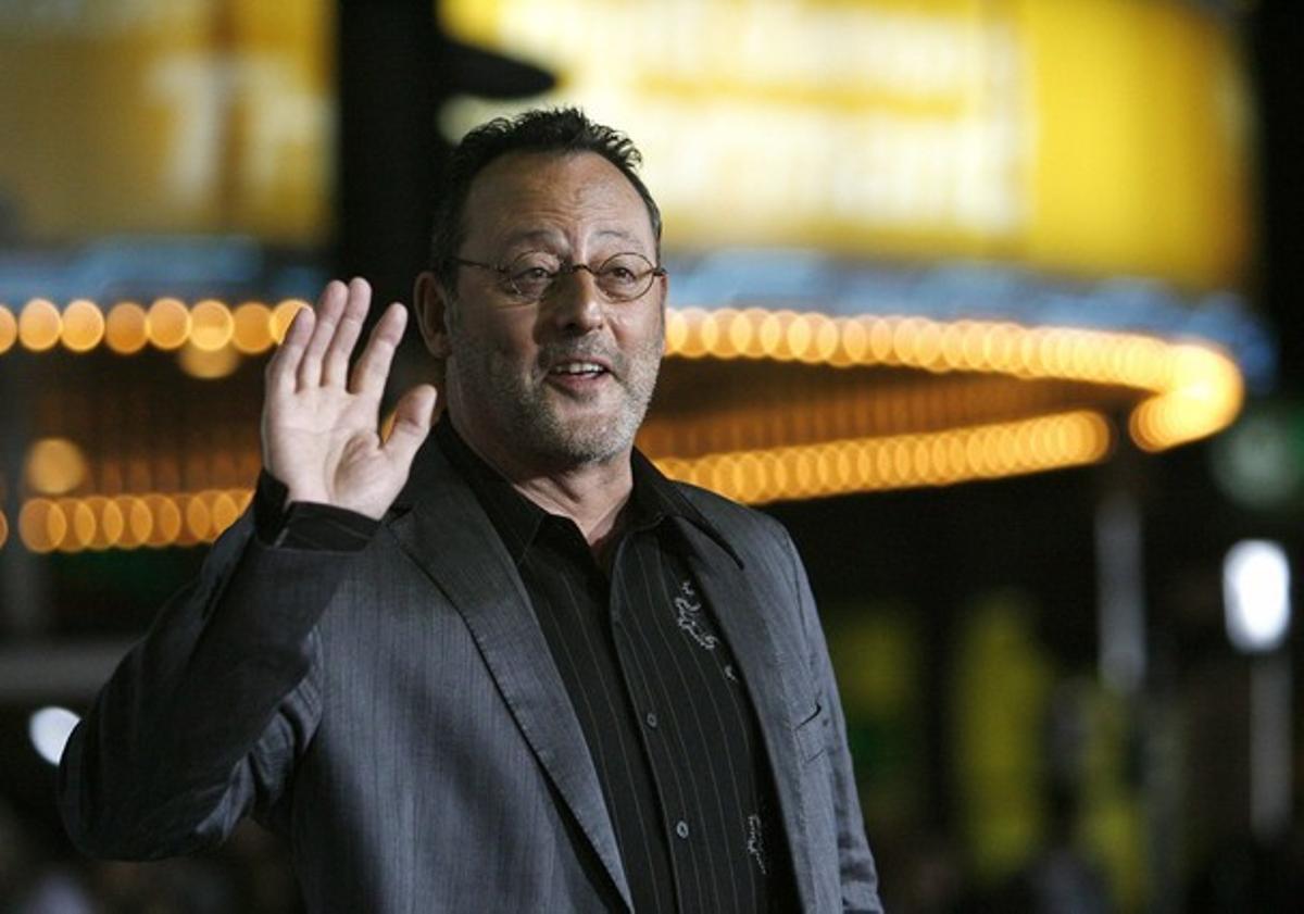 Cast member Jean Reno gestures during the premiere of the movie Couples Retreat at the Mann’s Village theatre in Westwood, California, October 5, 2009. The movie opens in the U.S. on October 9. REUTERS/Mario Anzuoni   (UNITED STATES ENTERTAINMENT)