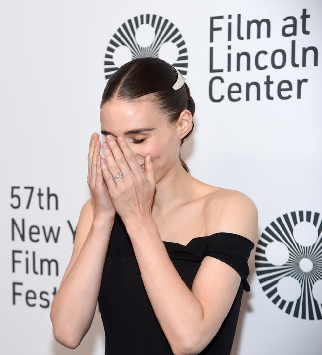 Rooney Mara con coleta, trenza y corona metalizada