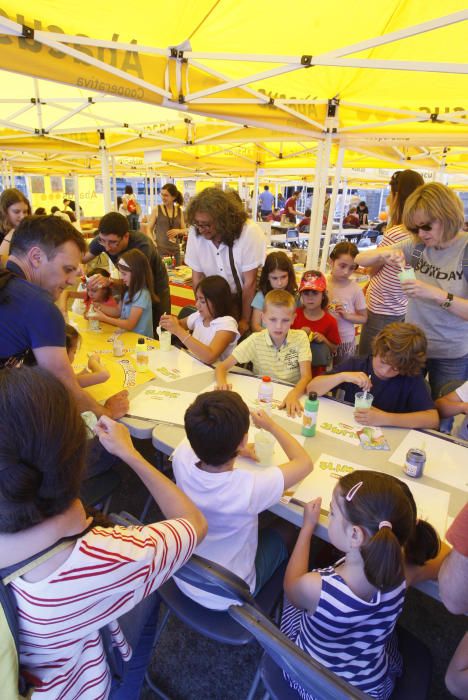 El festival Ludivers omple de jocs la plaça U d''octubre